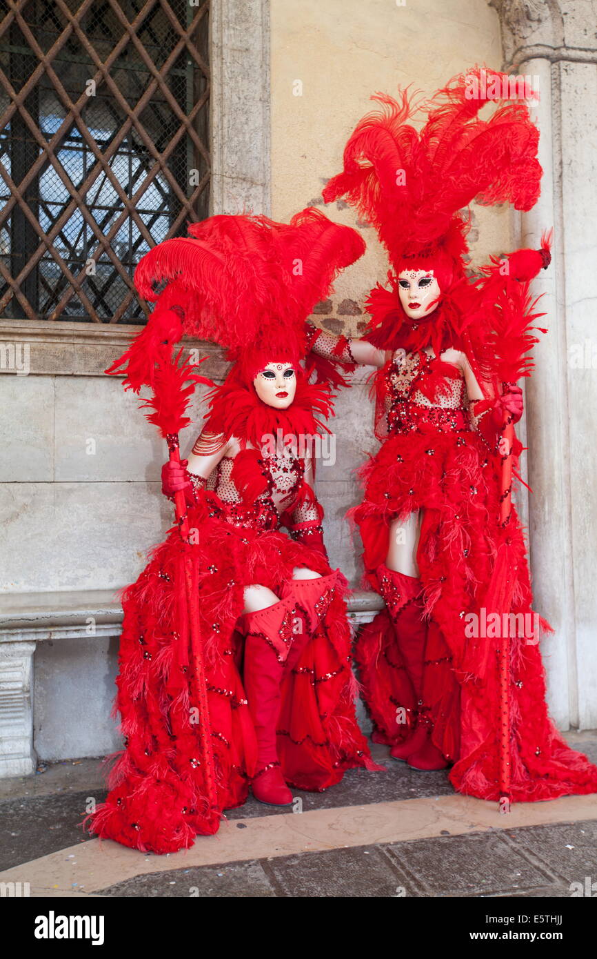 Karnevalsmasken und Kostüme im Karneval von Venedig, Markusplatz, Venedig, Veneto, Italien, Europa Stockfoto