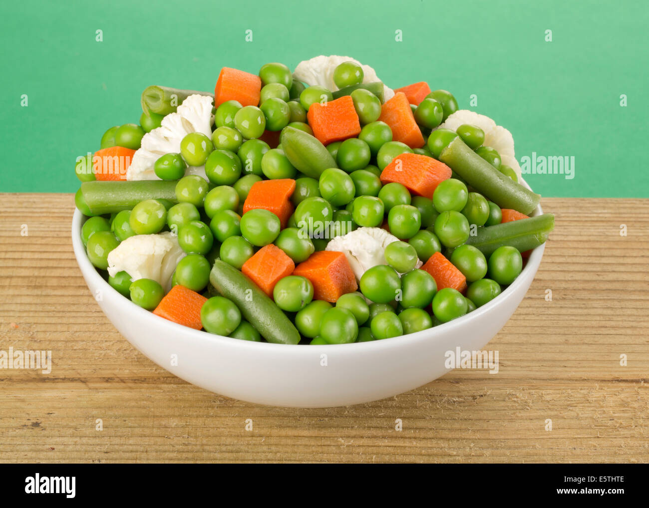 SCHÜSSEL MIT GEMISCHTEM GEMÜSE Stockfoto