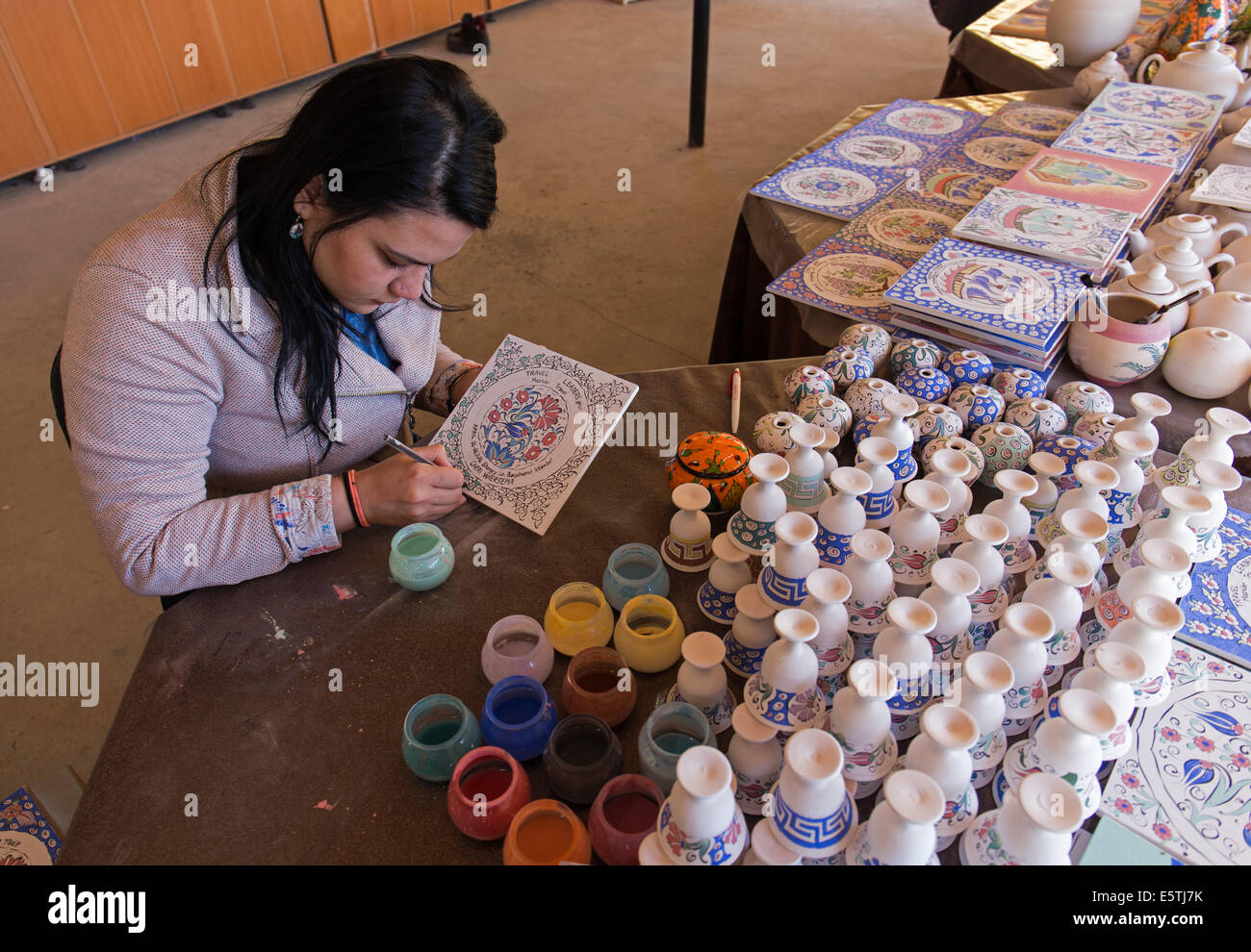 Keramik-Künstlerin in Selcuk, Türkei Stockfoto