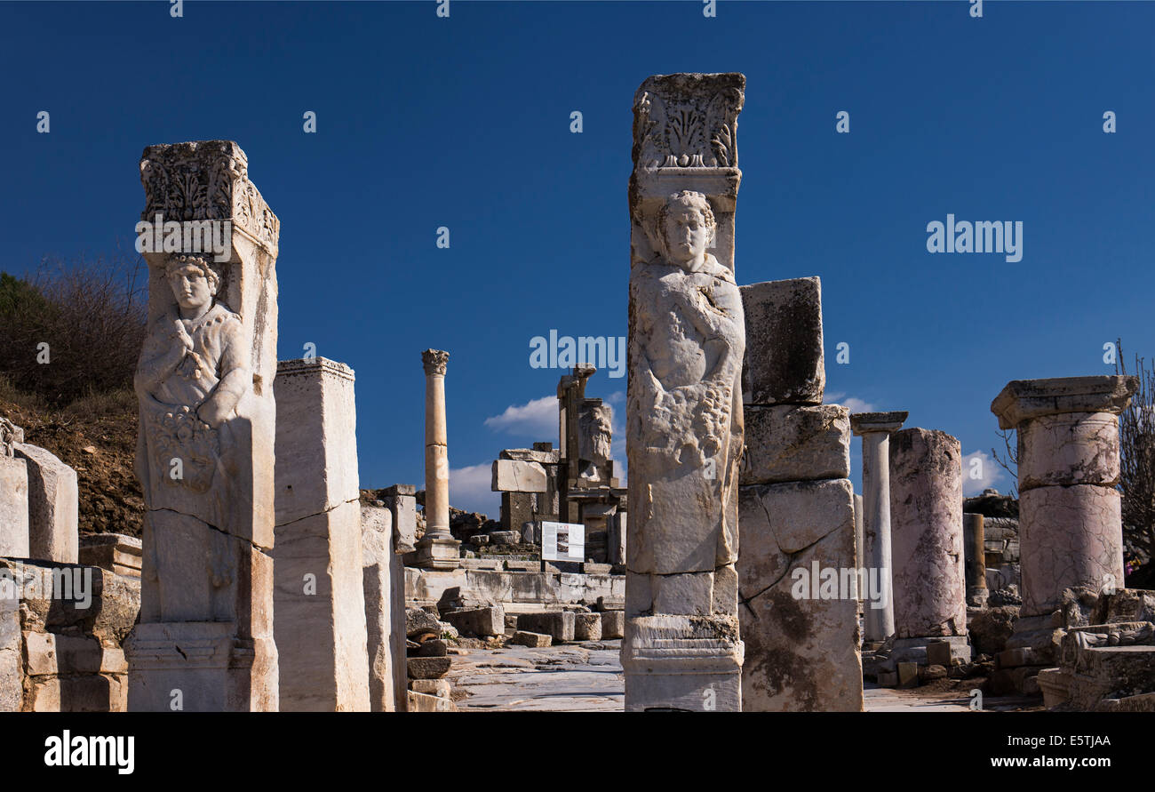 Statuen eines Tempels auf kuratiert Street, Ephesus, Türkei. Stockfoto