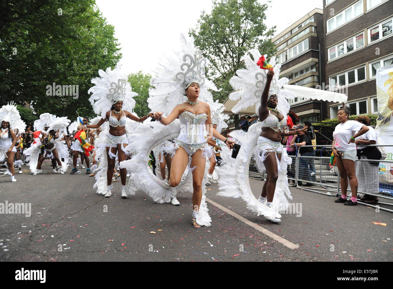 Notting Hill Carnival Teilnehmer Kostüme tragen traditionelle Caribbean Stockfoto