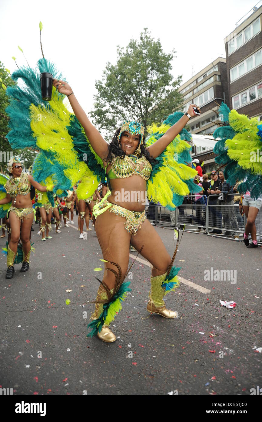 Notting Hill Carnival Teilnehmer Kostüme tragen traditionelle Caribbean Stockfoto