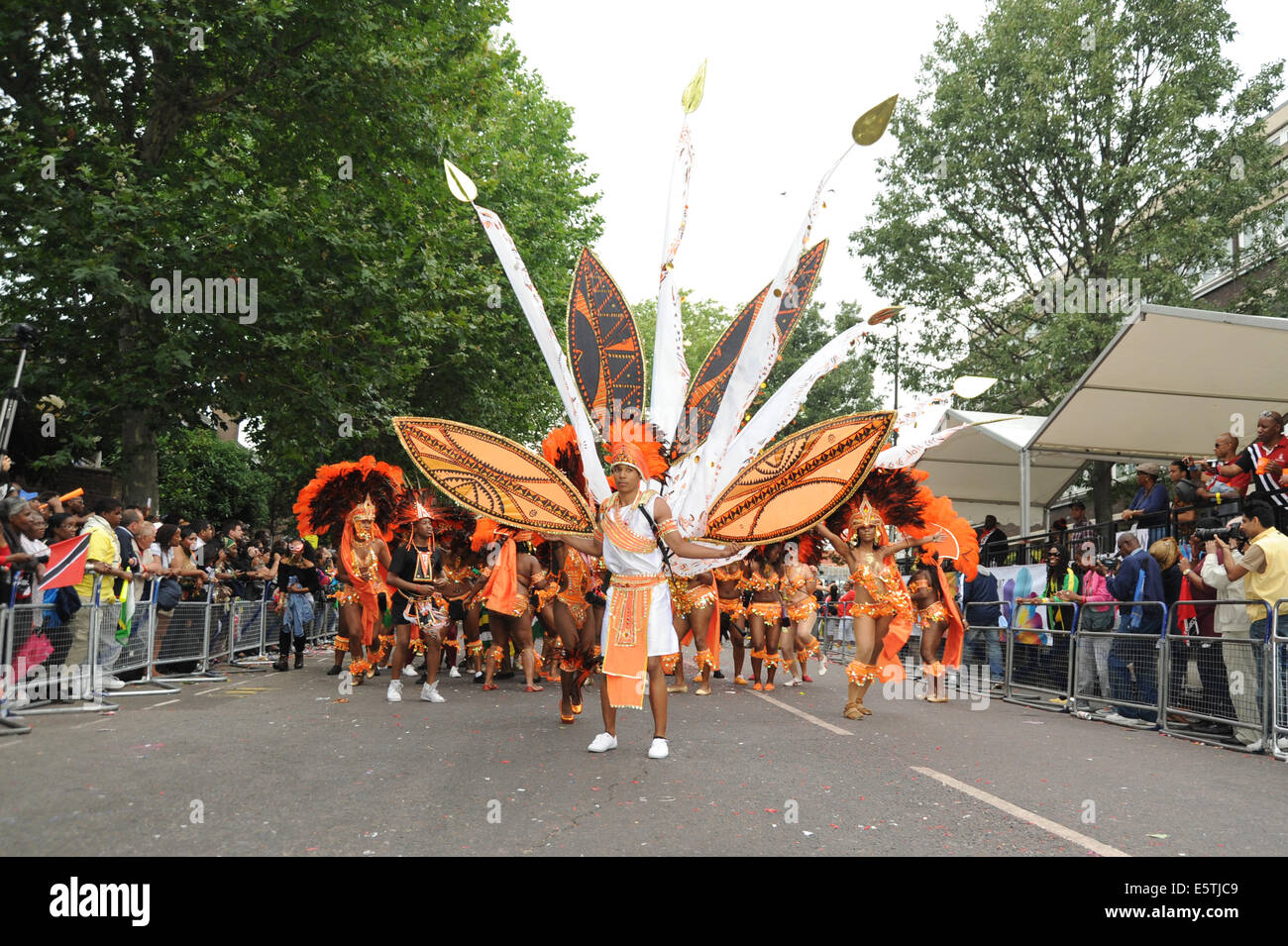 Notting Hill Carnival Teilnehmer Kostüme tragen traditionelle Caribbean Stockfoto