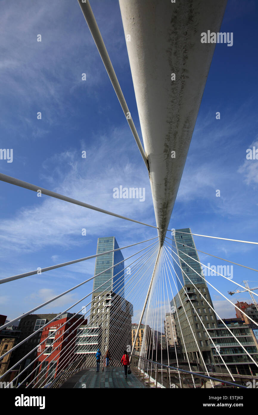 Die Zubizuri Brücke (weiße Brücke), auch genannt die Campo Volantin Brücke über den Fluss Nervion, Bilbao, Spanien Stockfoto