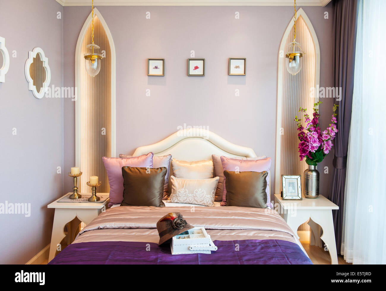 Suite mit Schlafzimmer mit lila Farbe Stockfoto