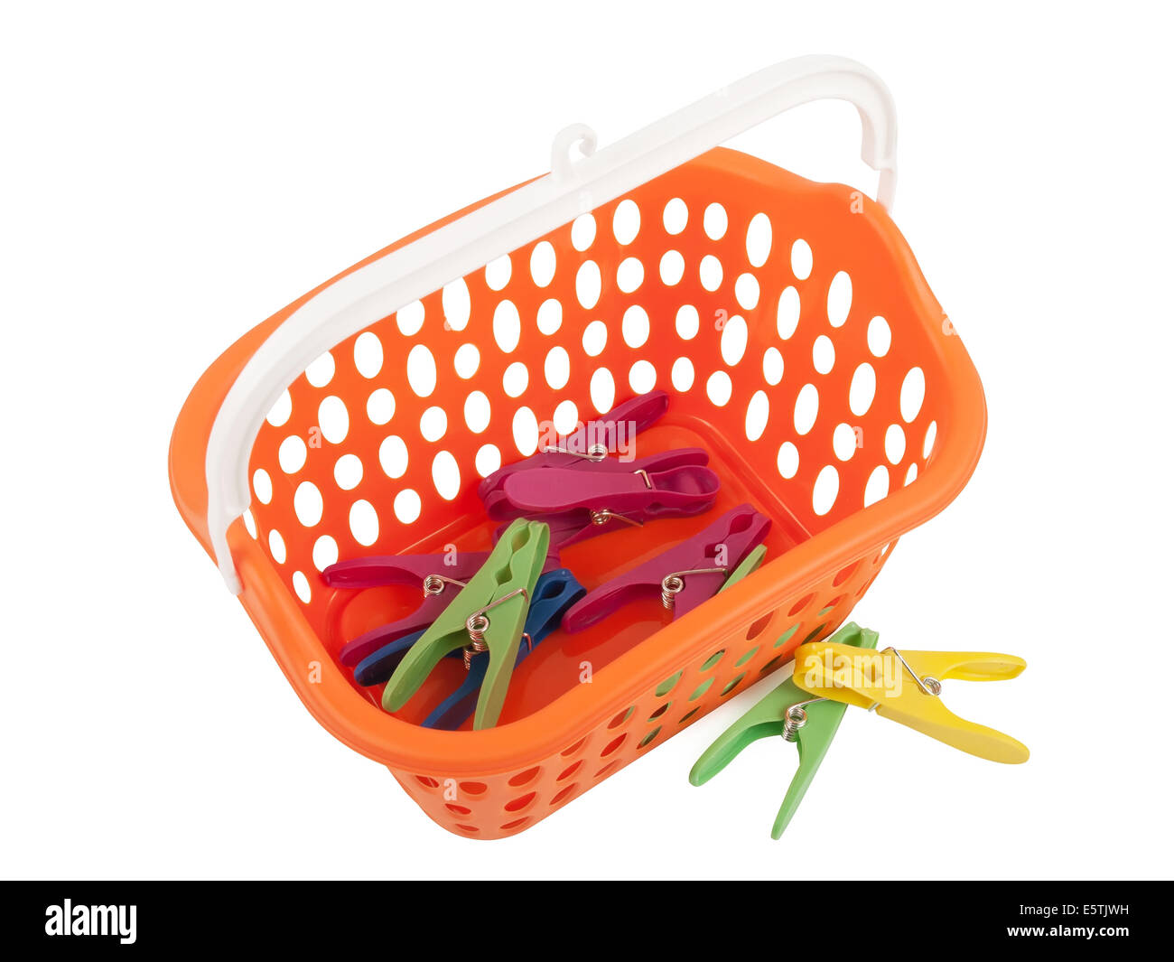 Bunte Wäscheklammern und orange Kunststoffkorb Stockfoto