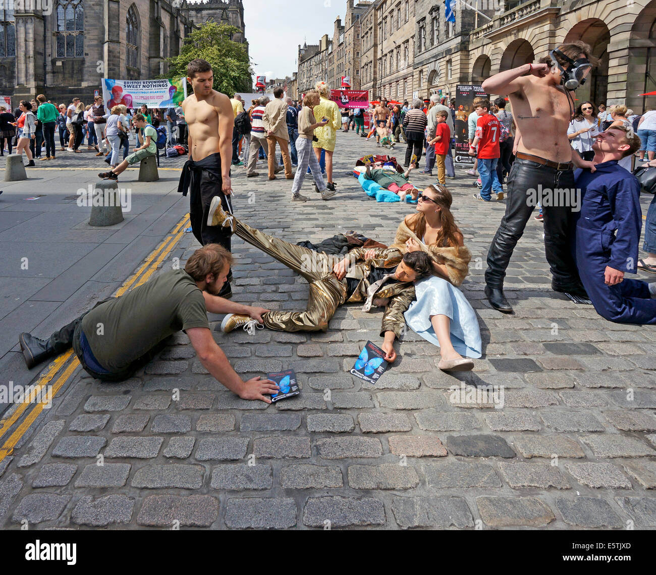 Edinburgh Fringe Festival 2014 Interpreten in der High Street der Royal Mile Edinburgh Schottland Stockfoto