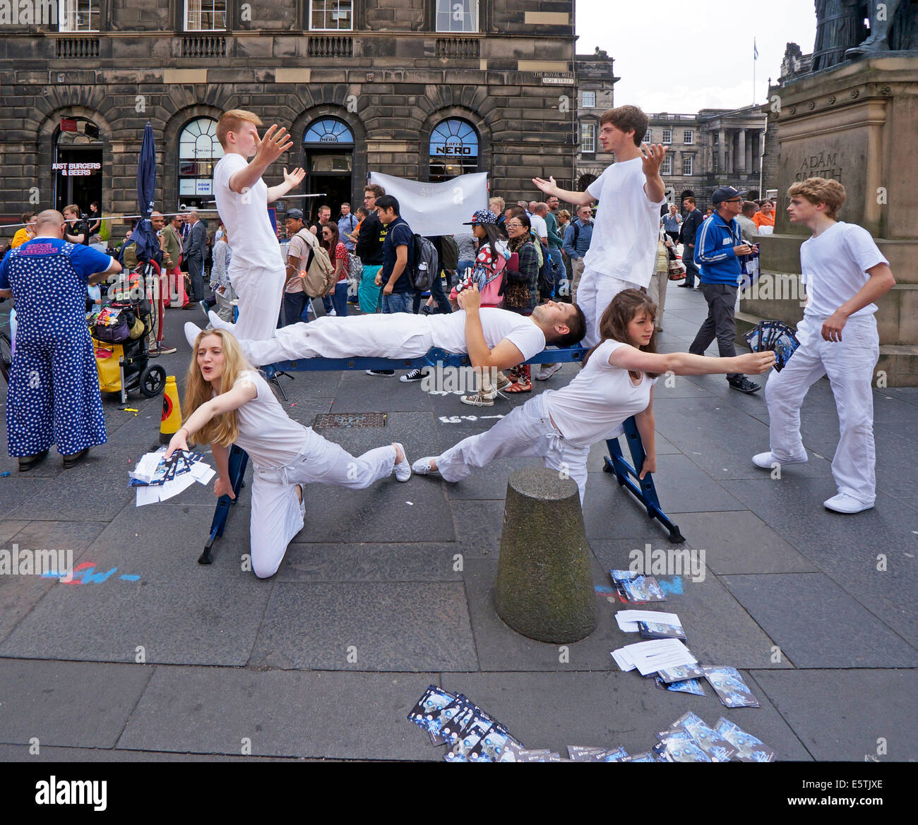 Edinburgh Fringe Festival 2014 Interpreten in der High Street der Royal Mile Edinburgh Schottland Stockfoto