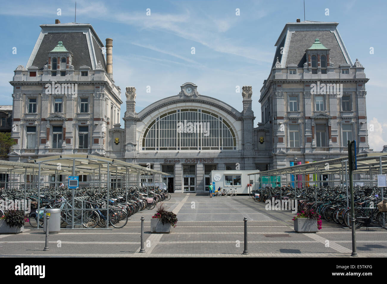 Viele Fahrräder füllen die Regale vor der Eisenbahn stationOstend. Der Bahnhof wurde 1913 eröffnet. Stockfoto