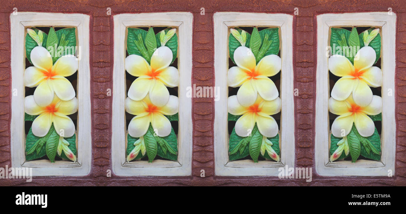 Künstliche Plumeria auf braune Wand für Haus Interieur. Stockfoto