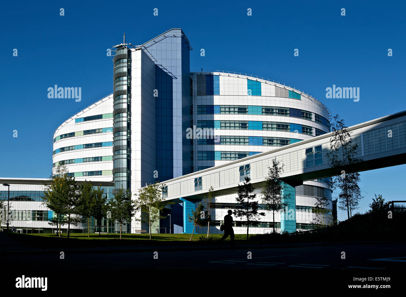 Exterieur des NHS Queen Elizabeth Hospital in Birmingham, auch bekannt als die QE Hospital Birmingham oder UHB. Stockfoto