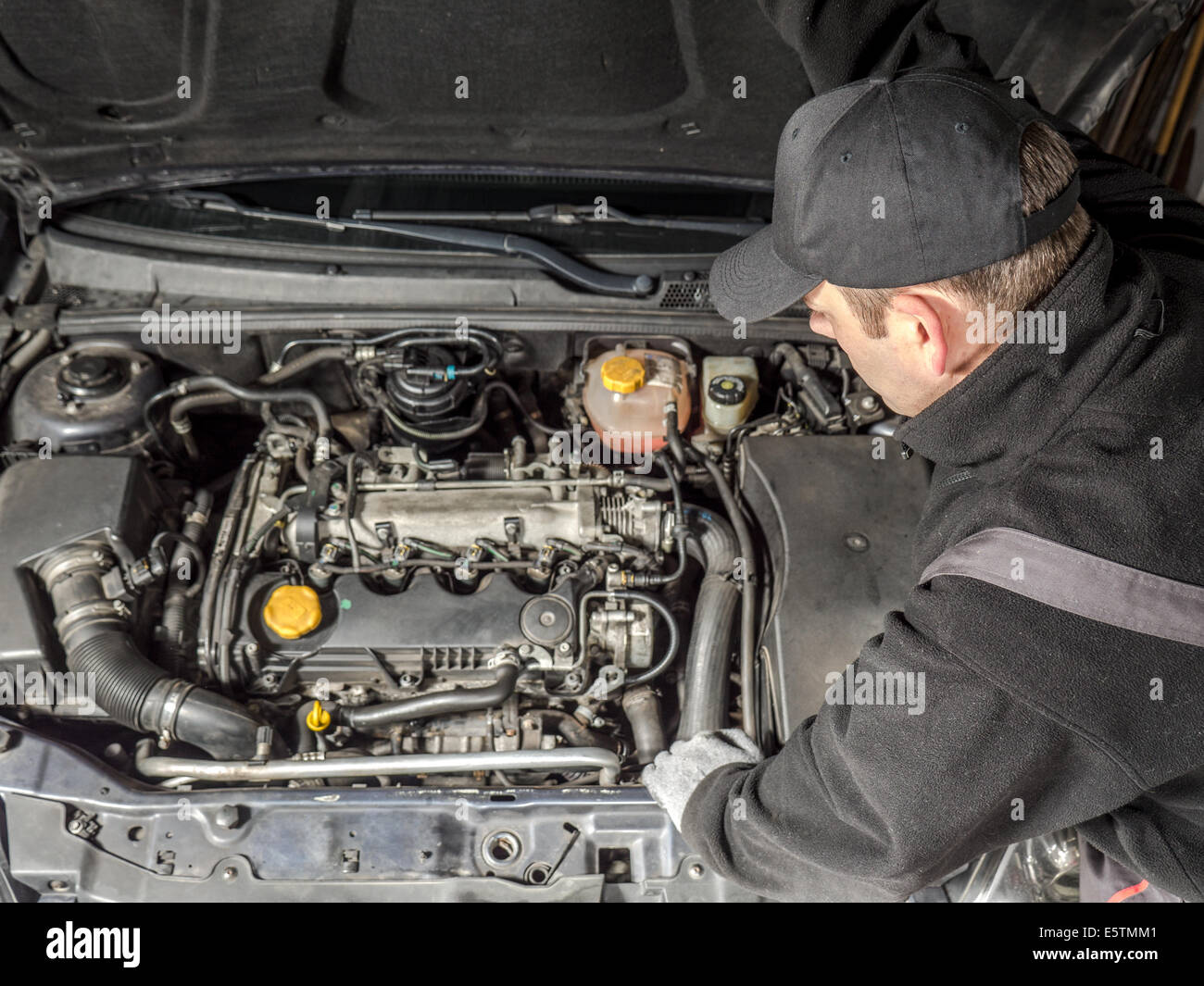 Auto Mechaniker Inspektion Auto-Motorraum Stockfoto