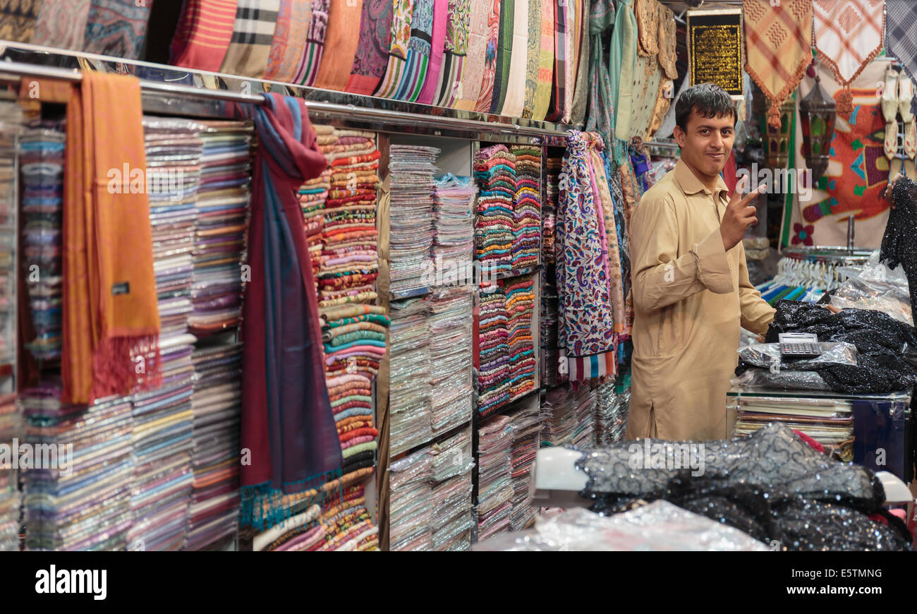 DUBAI, Vereinigte Arabische Emirate-15. NOVEMBER: Straßenmarkt in Dubai Deira am 15. November 2013 in Dubai Vereinigte Arabische Emirate. Größter Markt in Dubai. Stockfoto