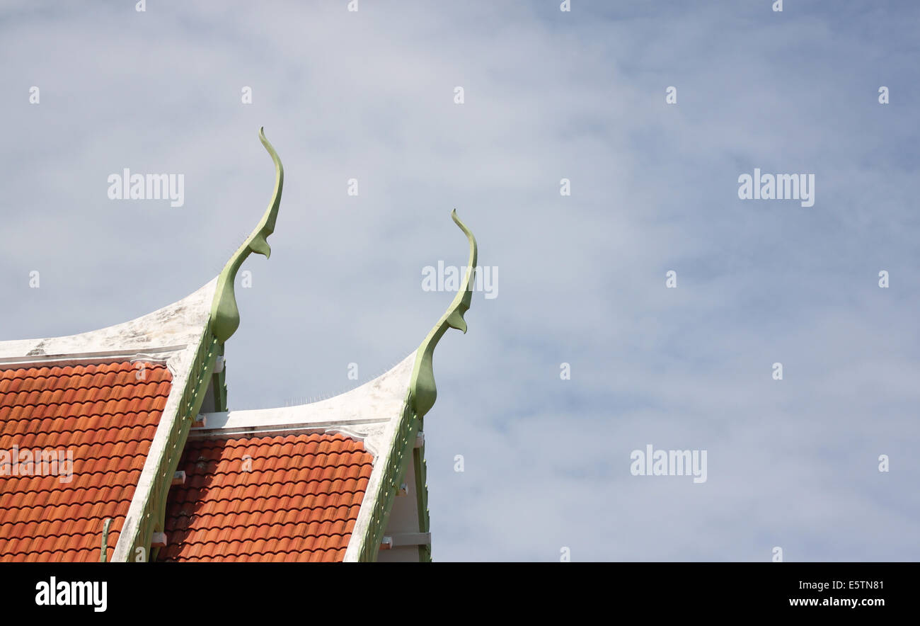 Rotes Ziegeldach Tempel Thailands auf blauen Himmelshintergrund. Stockfoto