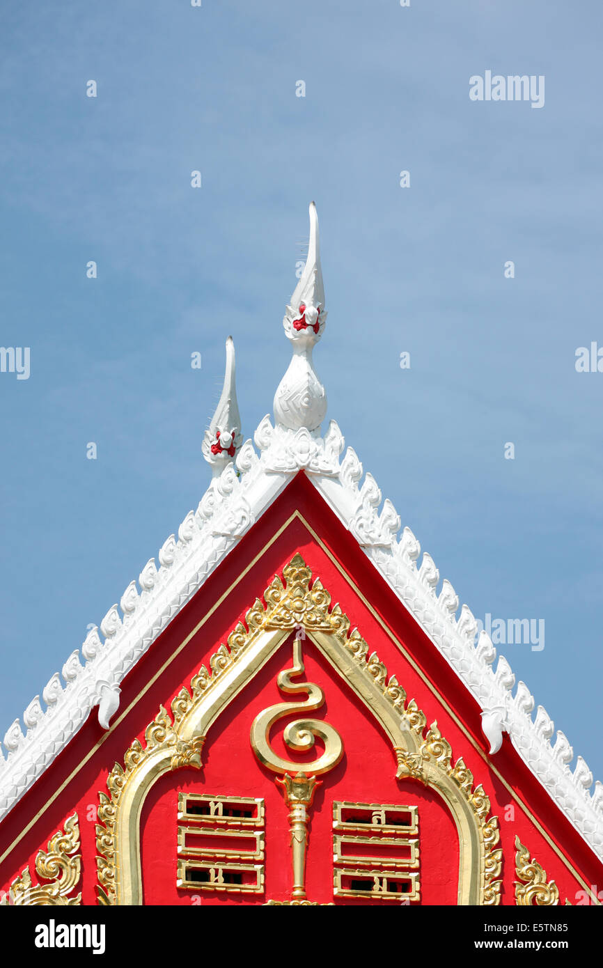 Rotes Ziegeldach Tempel Thailands auf blauen Himmelshintergrund. Stockfoto