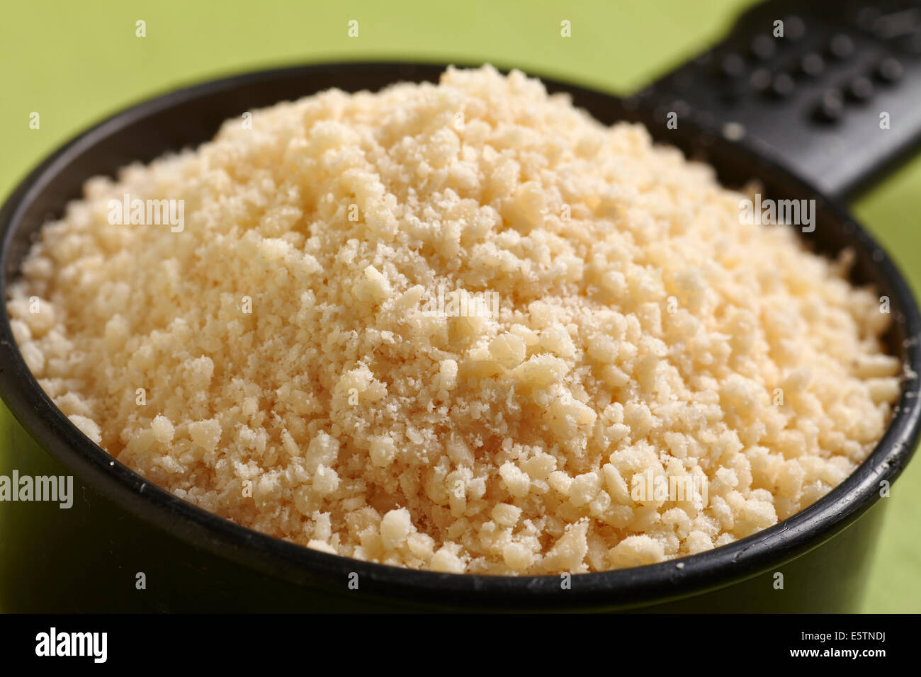 eine halbe Tasse geriebener Parmesan Stockfoto