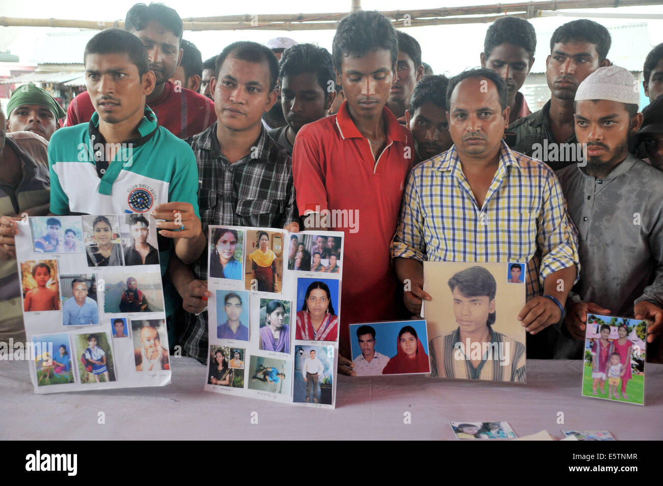 Mawa, Bangladesch. 6. August 2014. Angehörige von Opfern zeigen Fotos ihrer vermissten Angehörigen zwei Tage nach dem Unfall Fähre in Munshiganj Bezirk, etwa 37 km von Hauptstadt Dhaka, Bangladesch, 6. August 2014. Die Zahl der Todesopfer des Montages Fähre Capsizal in Bangladesch zentralen Munshiganj Bezirk bis 11 am Mittwochmorgen gestiegen nach ein weiterer sieben Körper weit weg von der Website, wo das Schiff sank mit rund 250 Passagiere an Bord abgerufen wurden, teilte die Polizei. Bildnachweis: Shariful Islam/Xinhua/Alamy Live-Nachrichten Stockfoto