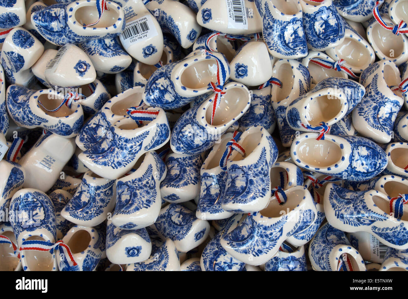 Ein Korb mit Keramik Delfter Blau Holzschuhe als Souvenirs in einem Geschäft in Volendam, Niederlande Stockfoto
