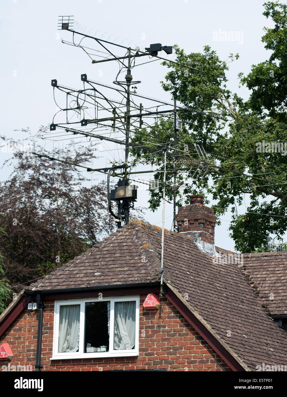 Übermäßige Radioantenne am Dach des Privathauses, Telegraph Lane, Fourmarks, Hampshire, England, UK. Stockfoto