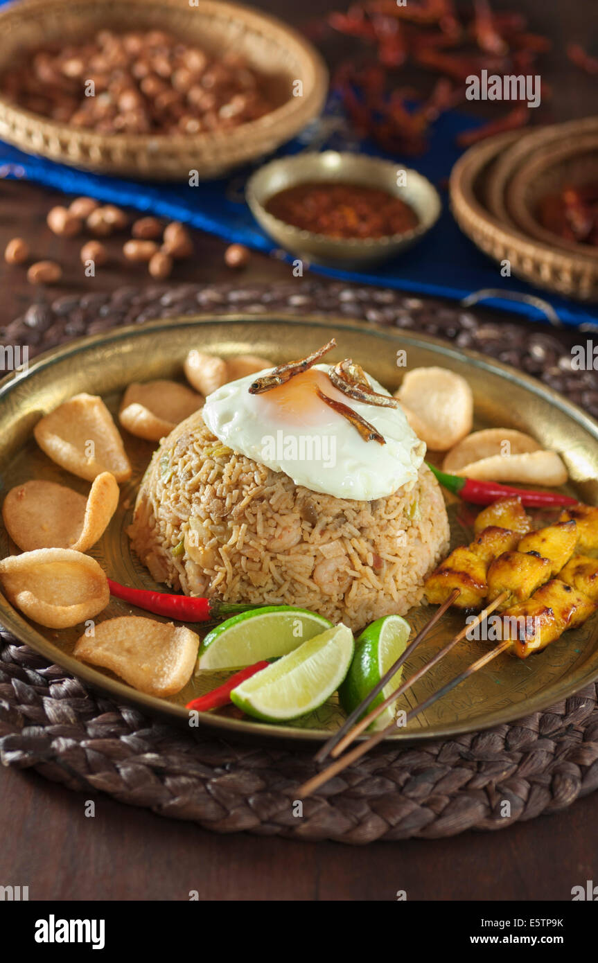 Nasi Goreng. Indonesische Reispfanne mit Satay. Stockfoto