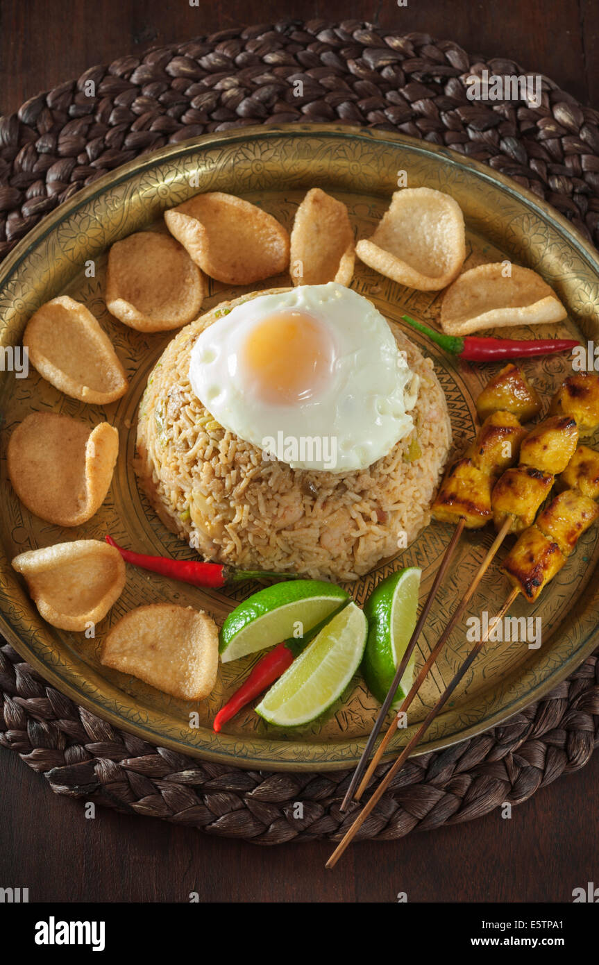 Nasi Goreng. Indonesische Reispfanne mit Satay. Stockfoto