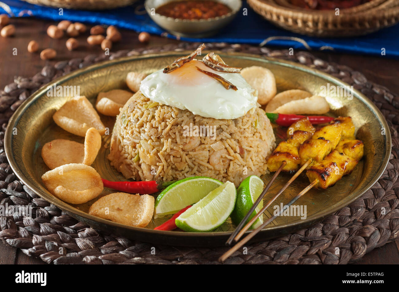 Nasi Goreng. Indonesische Reispfanne mit Satay. Stockfoto