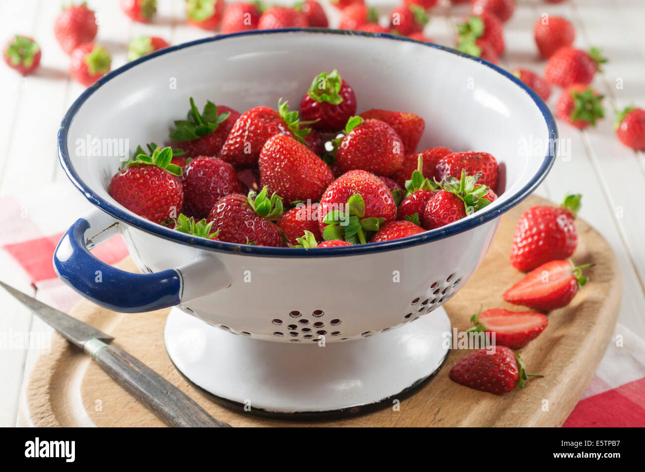 Erdbeeren in einem Sieb Stockfoto