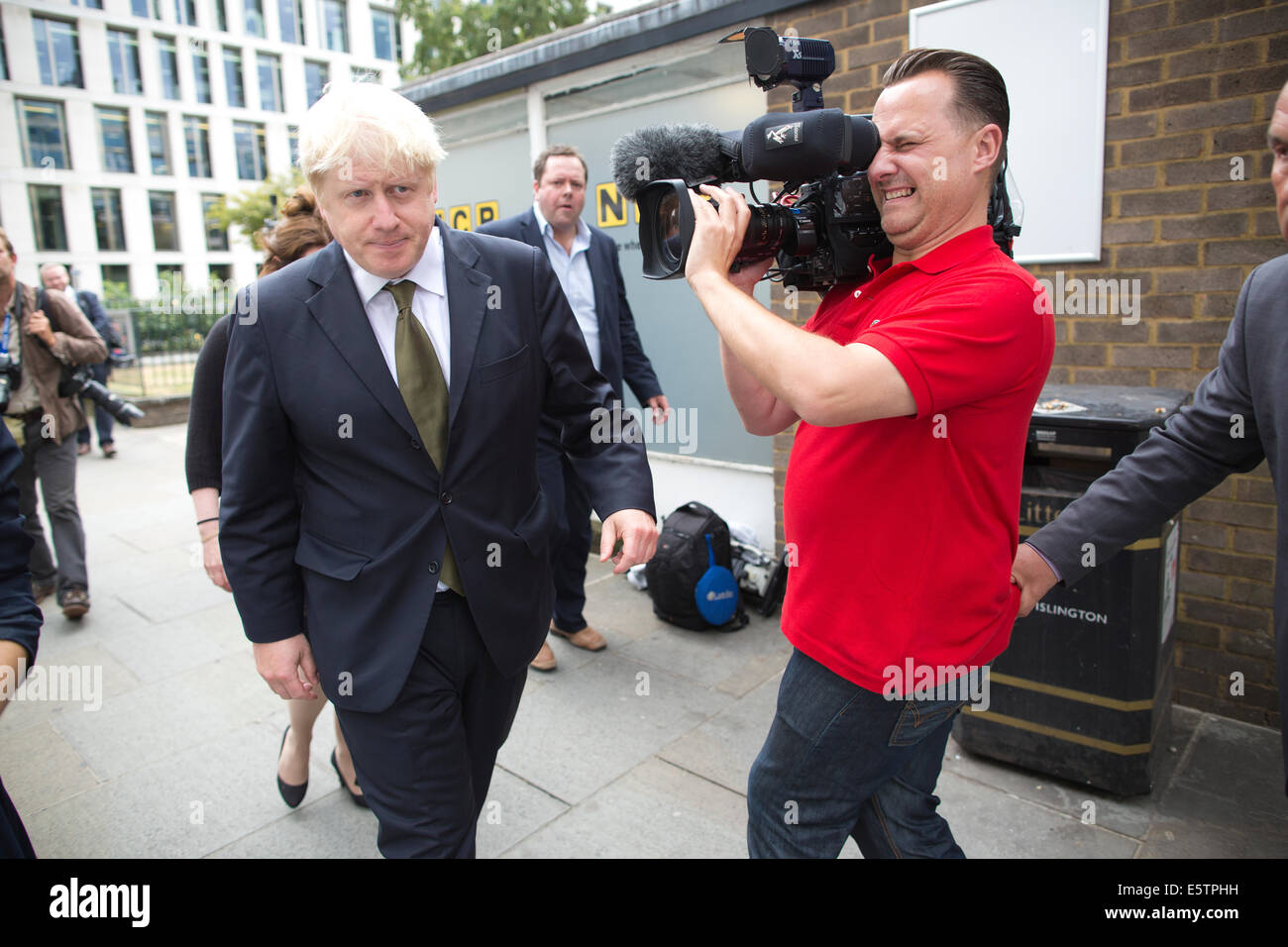 Finsbury Square, London, UK. 6. August 2014. Boris Johnson vor den Medien in Finsbury Square, City of London nach der Ankündigung, er plant, bei Parlamentswahlen 2015 stehen europäische Erklärung bei Bloomberg, London, UK-Kredit zu verzichten: Jeff Gilbert/Alamy Live News Stockfoto