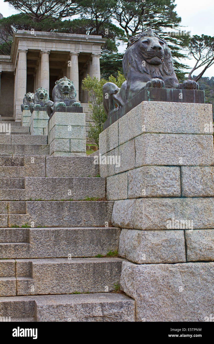 Treppen und Löwen-Statuen am Rhodes Memorial, Kapstadt Stockfoto