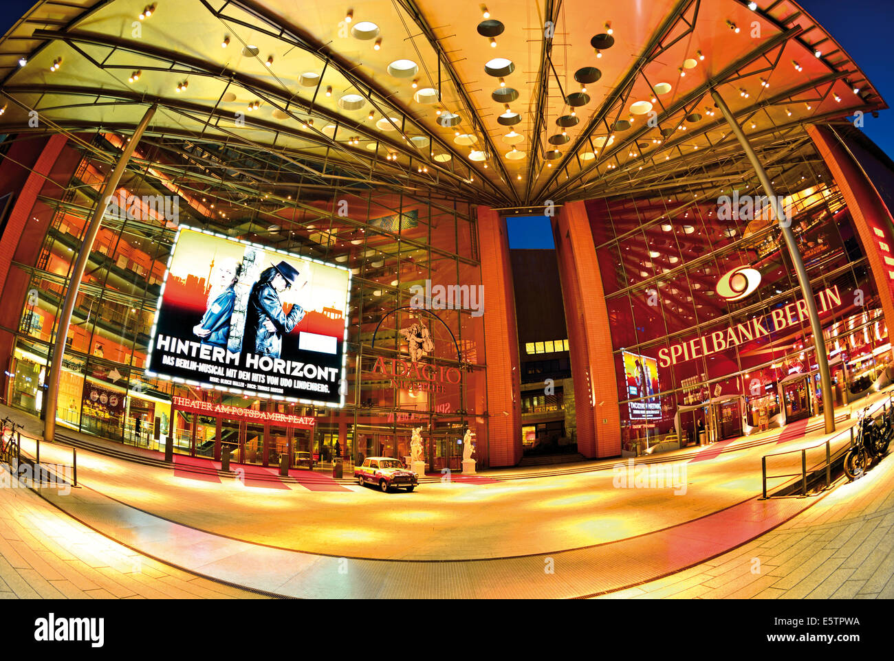 Deutschland, Berlin: Nächtlichen Blick auf das Stage Theater am Potsdamer Platz mit Musical "Hinterm Horizont" angekündigt Stockfoto