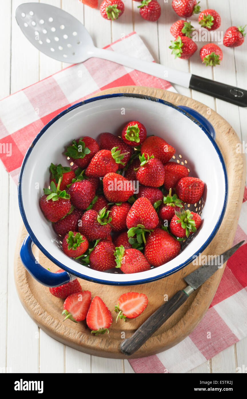Erdbeeren in einem Sieb Stockfoto