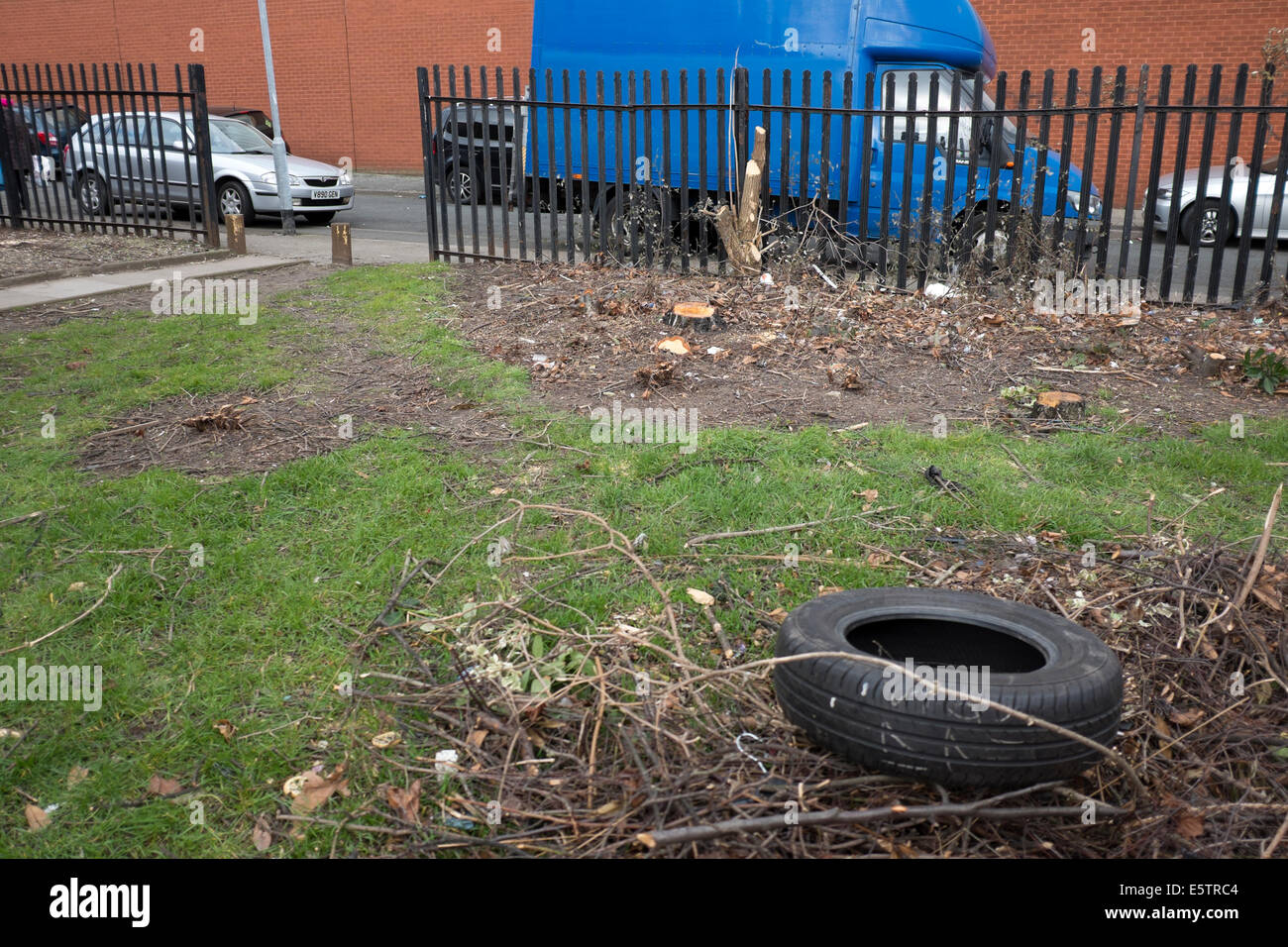 Reifen Reifen gedumpten auf Brachland illegale fliegen kippen Stockfoto