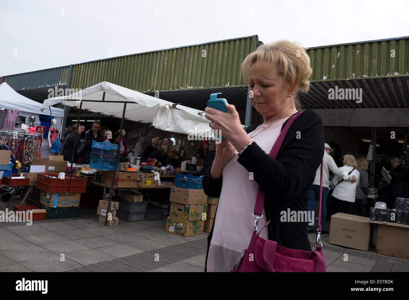 Frau mit Handy Straßenmarkt open Air Stockfoto