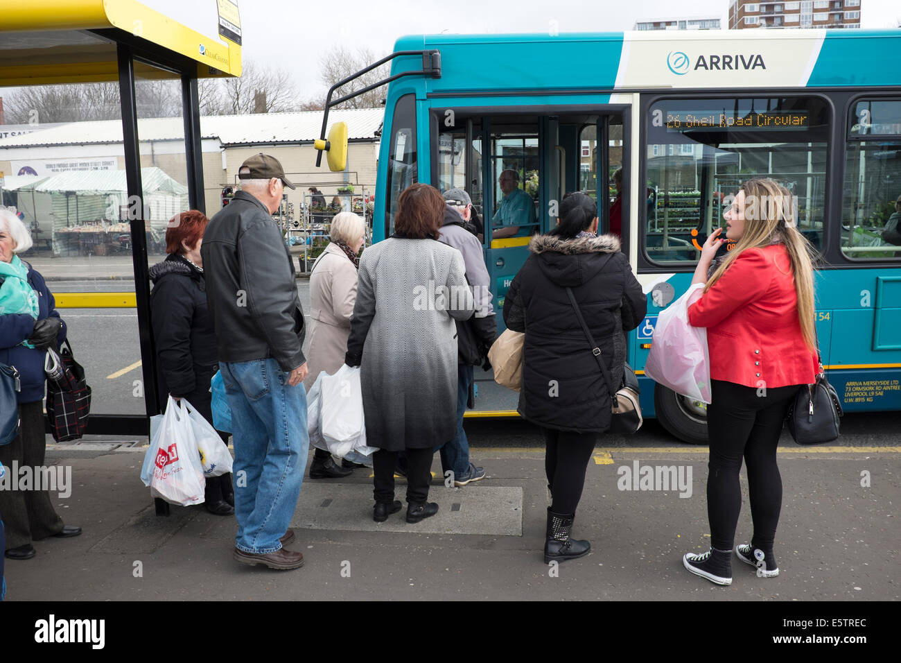 Shopper Menschen Schlange bekommen immer auf Bus-Taschen Stockfoto
