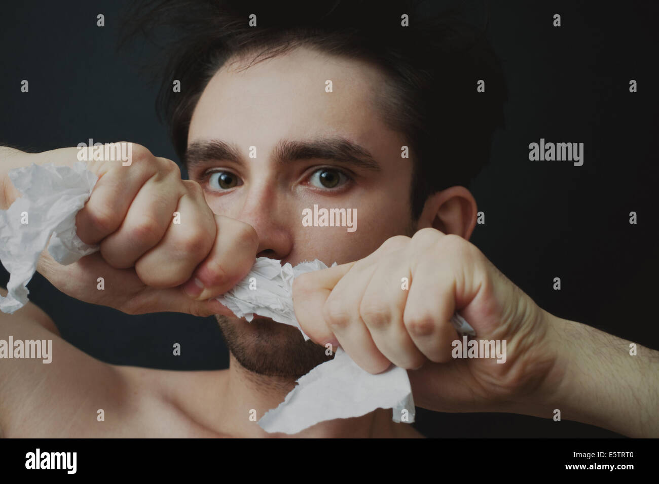 Porträt eines jungen Mannes Papier reißen Stockfoto