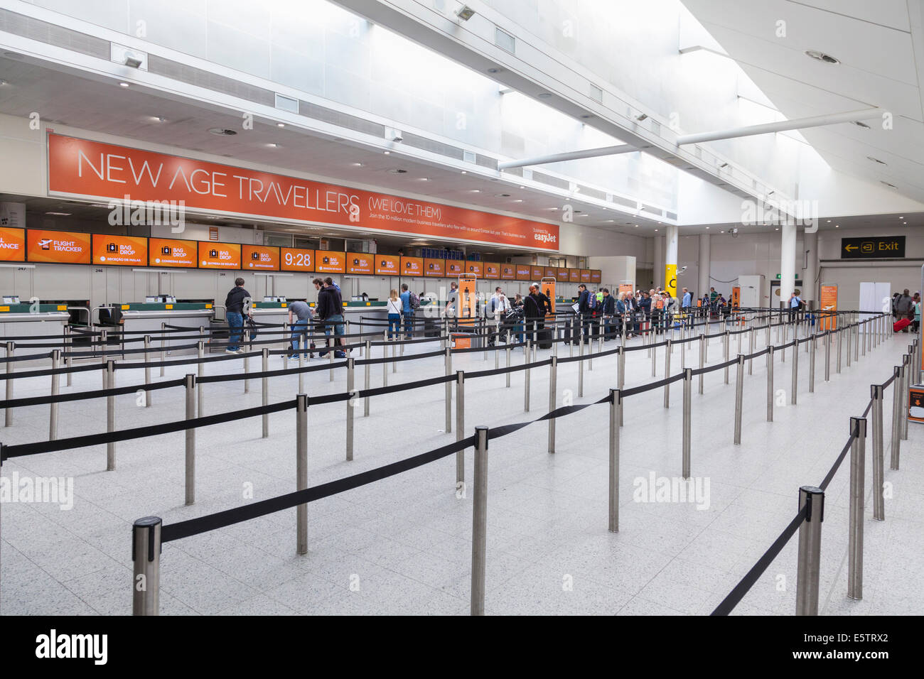 Fast leer Check-in Bereich für Easyjet-Flüge. Stockfoto