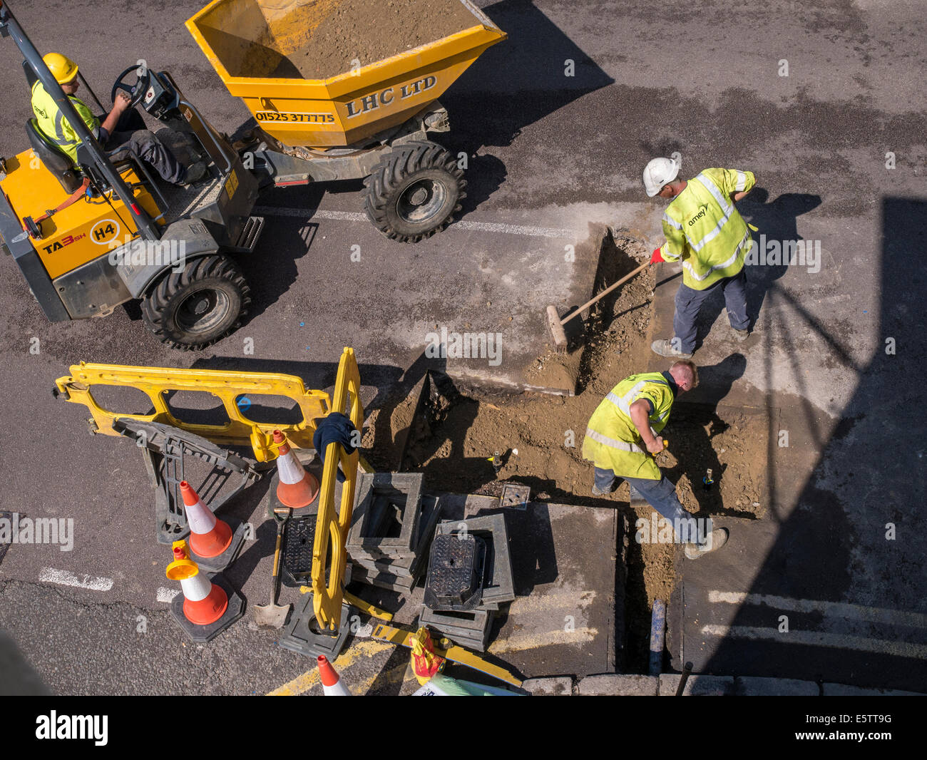 UK Baustellen Reparatur und Ersatz von unterirdischen Wasserleitungen Rohrleitungen durch Fremdfirmen - Amey Stockfoto