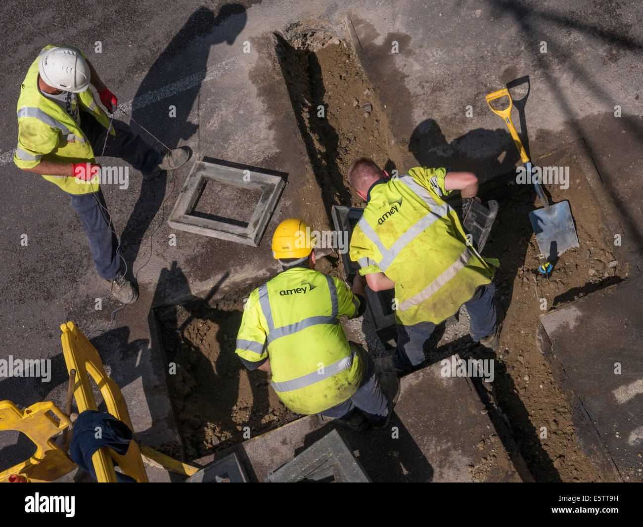UK-Baustellen-Reparatur und Ersatz von unterirdischen Wasserleitungen Rohrleitungen durch Fremdfirmen - Amey mail@davidlevenson.com Stockfoto