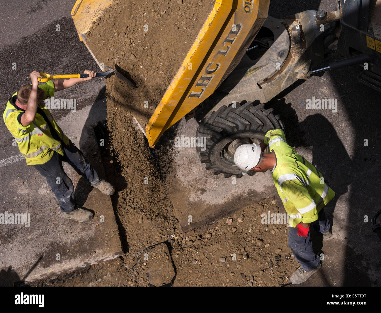 UK Baustellen Reparatur und Ersatz von unterirdischen Wasserleitungen Rohrleitungen durch Fremdfirmen - Amey Stockfoto