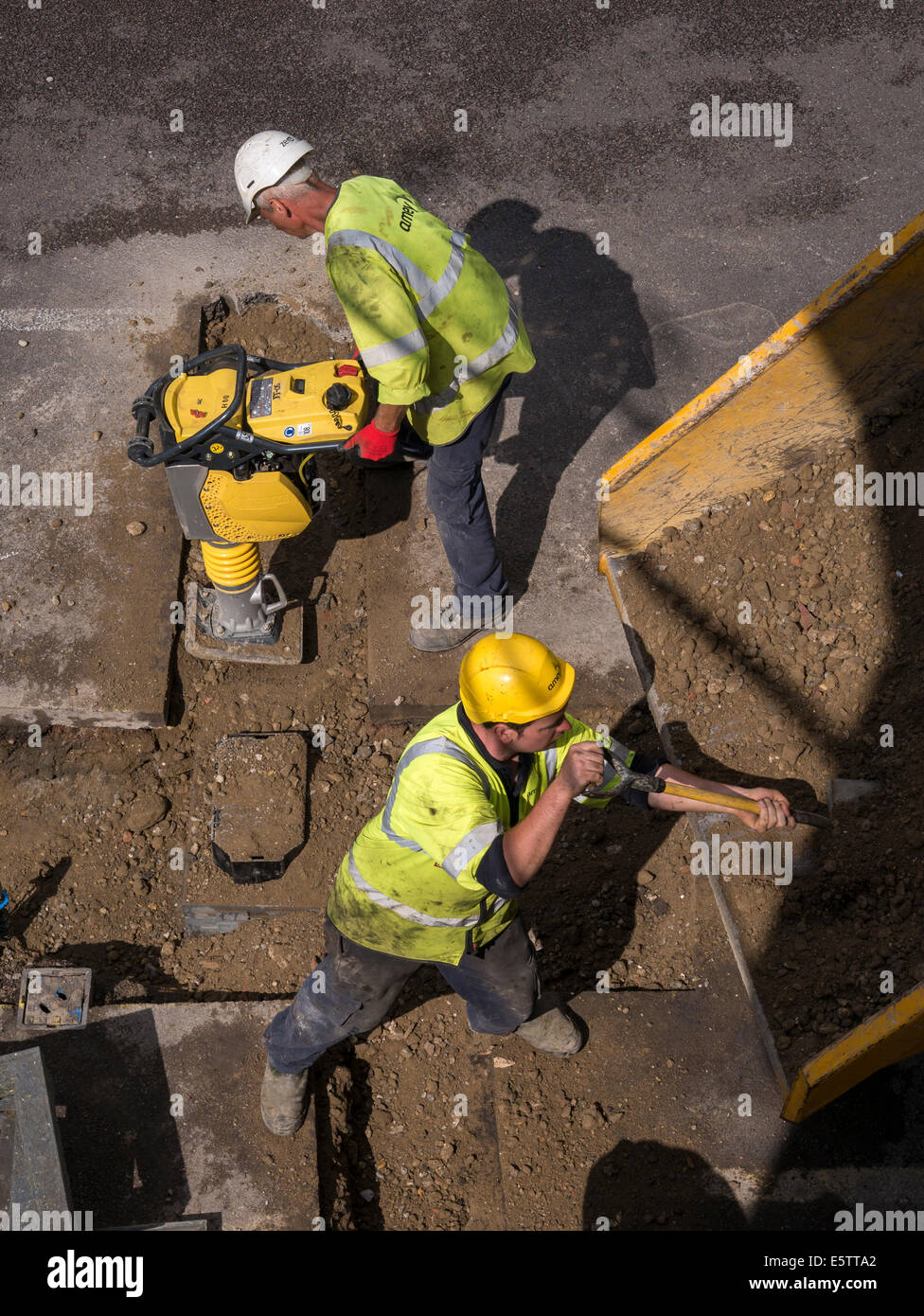 UK Baustellen Reparatur und Ersatz von unterirdischen Wasserleitungen Rohrleitungen durch Fremdfirmen - Amey Stockfoto