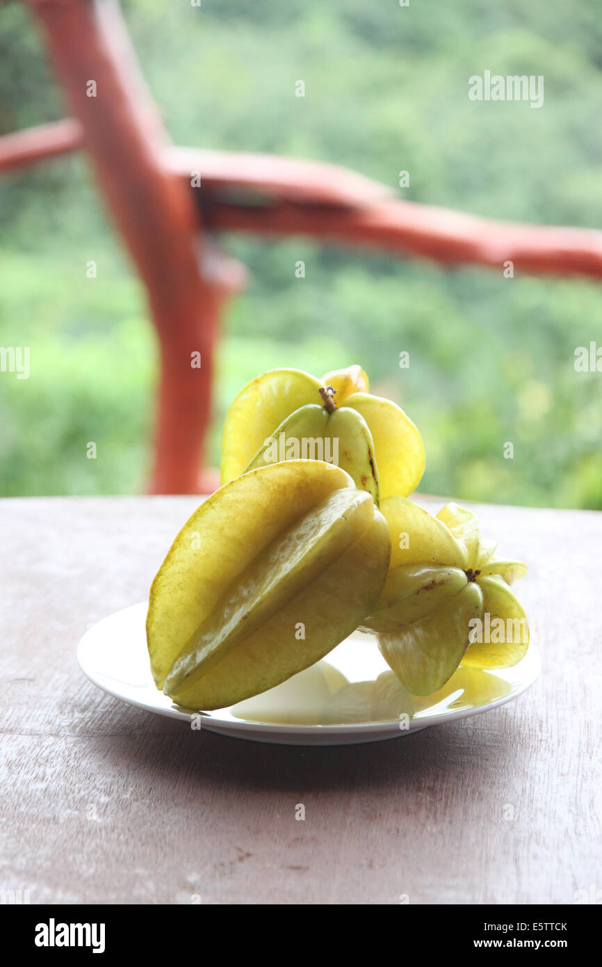 Star-Obst in Schale auf der Lebensmittel-Tabelle. Stockfoto