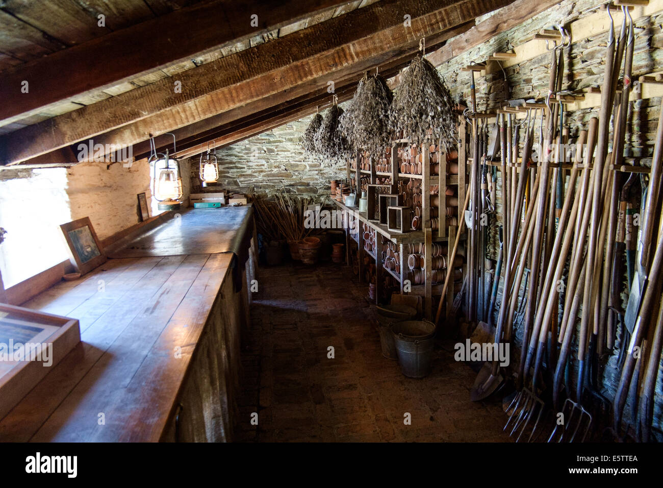 Viktorianische Potting Shed & Werkzeuge Stockfoto