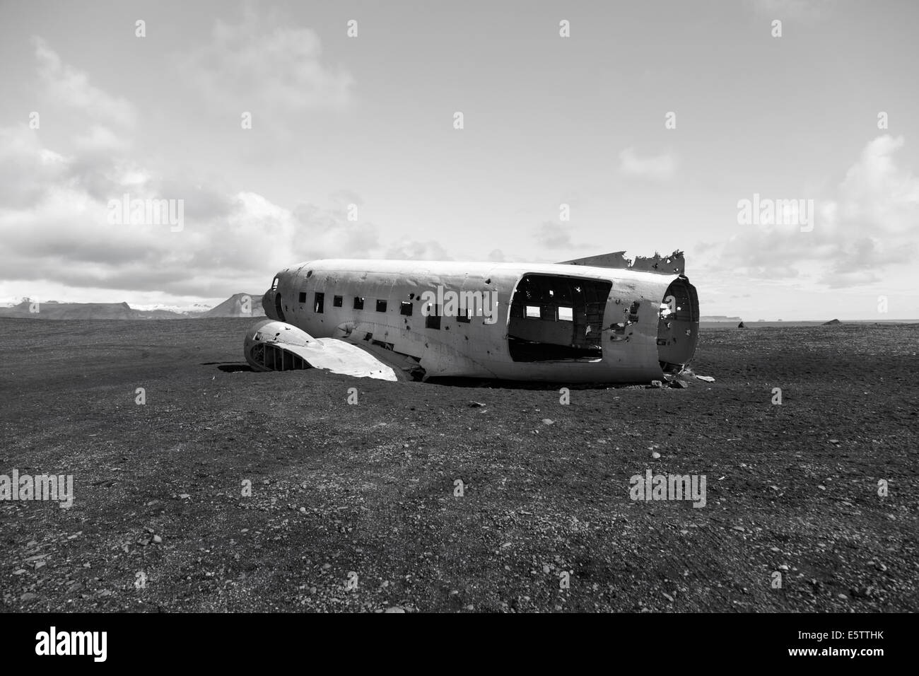 Verlassene Wrackteile abgestürzter Flugzeuge US Navy Douglas C-47 Skytrain (basierend auf DC-3), Flugzeugwrack am schwarzen Strand bei Sólheimasandur, Südisland Stockfoto