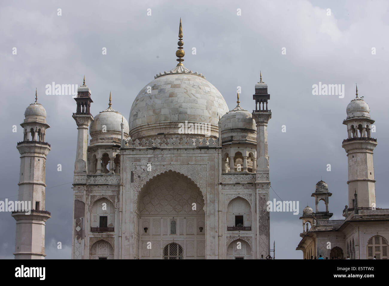 Maharashtra. 6. August 2014. Foto aufgenommen am 6. August 2014 zeigt die Bibi-Qa-Maqbara in Aurangabad, Maharashtra, Indien. Erbaut im Jahre 1679 als Mausoleum für Aurangzebs Frau, wird Rabia-Ud-Daurani, die Bibi-Qa-Maqbara als "Arme-Leute Taj" bezeichnet. Dies ist ein ironischer Vergleich bedenkt es Aurangzebs Vater Shajahan war, das ursprüngliche Taj Mahal, kurz bevor Sie gestürzt und durch seinen Sohn wegen seiner Extravaganz eingesperrt erbaut. © Zheng Huansong/Xinhua/Alamy Live-Nachrichten Stockfoto