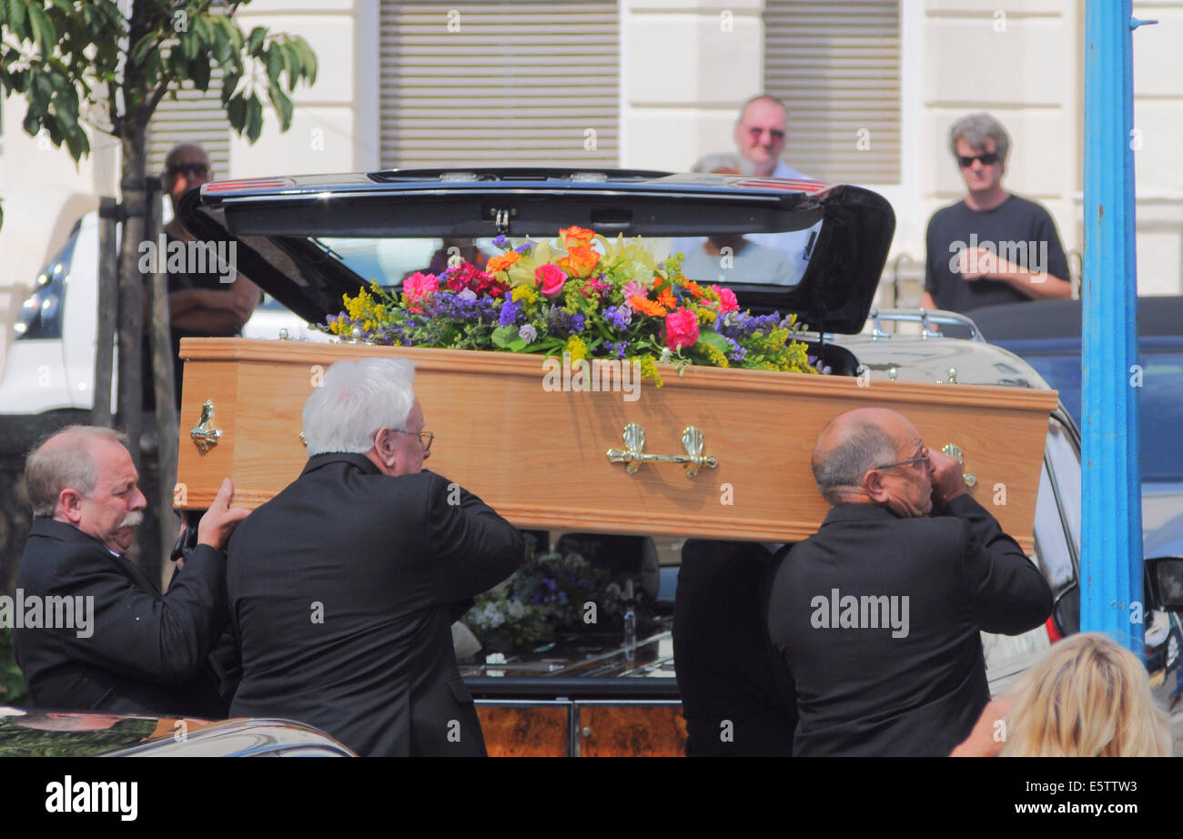 Brighton, Sussex, UK. 6. August 2014. Beerdigung des großen britischen Charakterdarstellerin Dora Bryan OBE T St George's Anglican Church in Kemptown. Vor ihrem Tod im Alter von 91, die sie bei Springfields Pflegeheim in Hove gelebt hatte. © Kredit: David Burr/Alamy Live-Nachrichten Stockfoto
