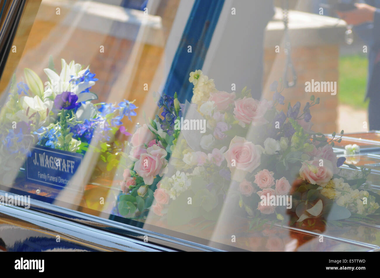 Brighton, Sussex, UK. 6. August 2014. Beerdigung der großen britischen Charakterschauspielerin Dora Bryan OBE an Str. Georges anglikanische Kirche, Kemptown. Vor ihrem Tod im Alter von 91, die sie bei Springfields Pflegeheim in Hove gelebt hatte. © Kredit: David Burr/Alamy Live-Nachrichten Stockfoto