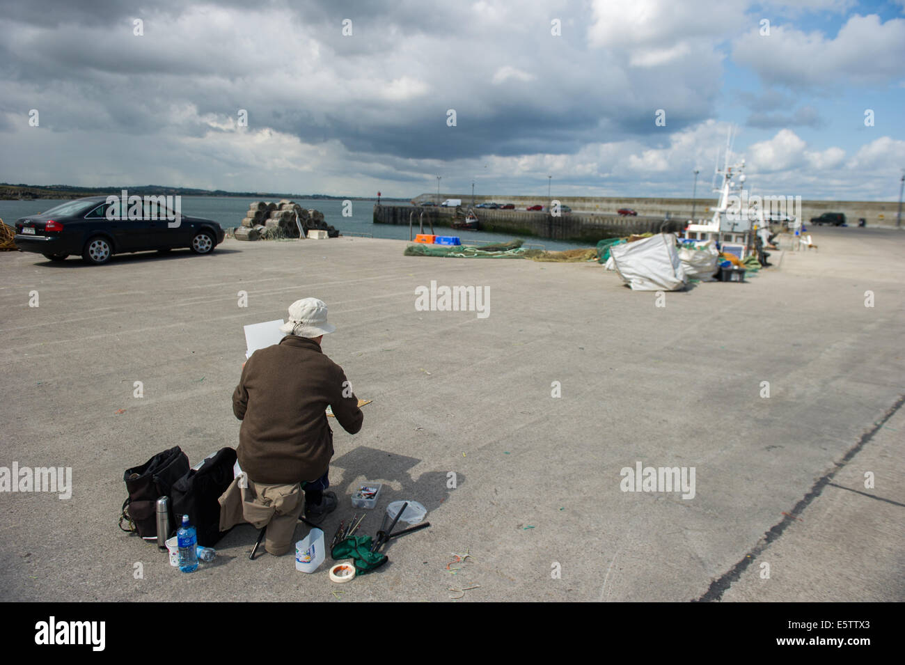 County Louth, Irland. 6. August 2014. Wetter: Robert Geoghegan aus Birmingham, England bereitet sich die Landschaft am Hafen Oriel.County Louth zu skizzieren. Bildnachweis: Barry Cronin/Alamy Live-Nachrichten Stockfoto