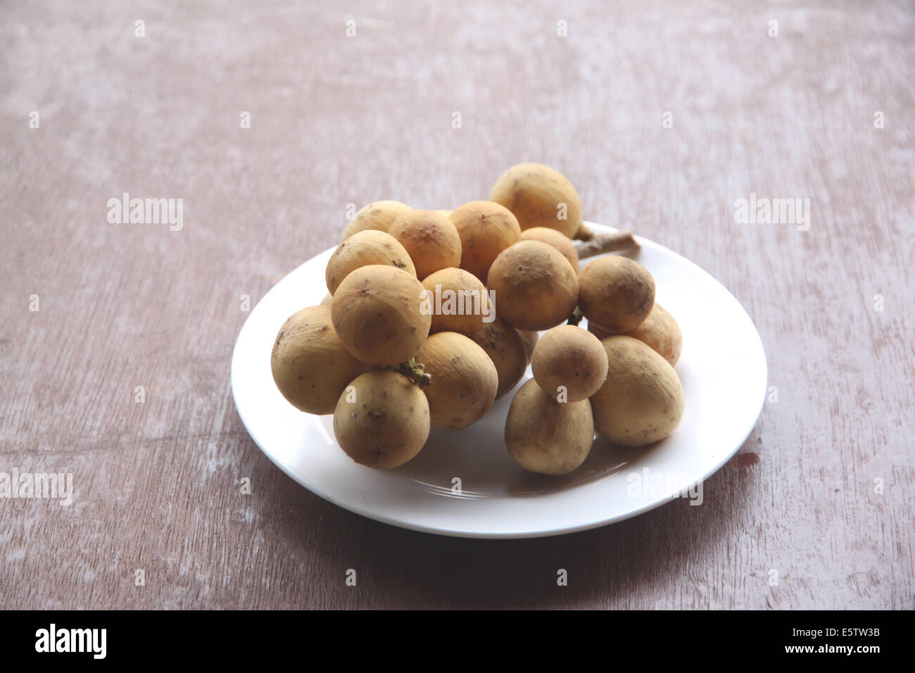 Wollongong Obst in Schale auf der Lebensmittel-Tabelle. Stockfoto