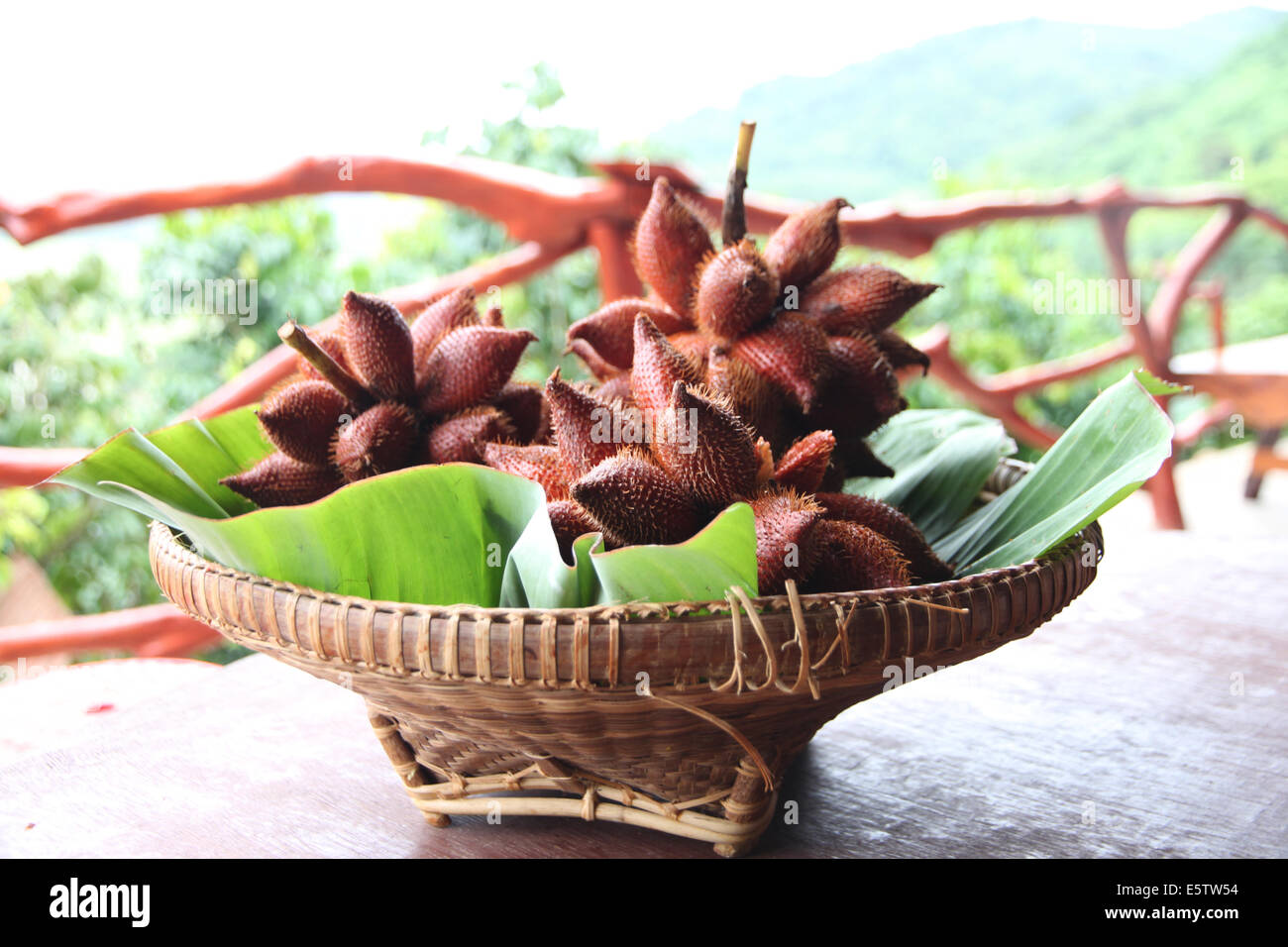 Salak Schlange Obst im Korb auf der Lebensmittel-Tabelle. Stockfoto