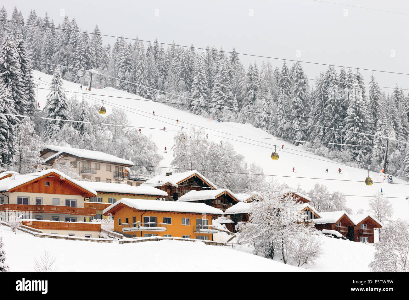 Ski-Piste in den österreichischen Alpen Stockfoto